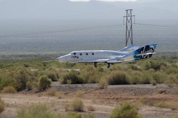 [뉴멕시코/AP=뉴시스] 영국의 억만장자 리처드 브랜슨이 탑승한 버진 갤럭틱 우주비행기가 11일(현지시간) 우주비행 후 미국 뉴멕시코주 스페이스포트에 착륙하고 있다.2021.07.12.