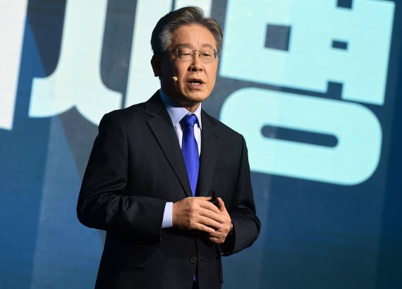 [파주=뉴시스] 국회사진기자단 =더불어민주당 제20대 대통령선거 예비후보자인 이재명 경기도지사가 지난 7일 경기 파주의 한 스튜디오에서 열린 대선 후보 정책 언팩쇼에서 발표를 하고 있다. 2021.07.07. photo@newsis.com