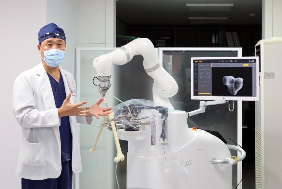 수원 이춘택병원 윤성환 병원장이 새롭게 개발한 인공관절 수술용 로봇 ''Dr. LCT'에 대한 설명을 진행하고 있다.