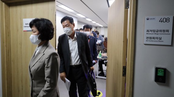 [세종=뉴시스] 강종민 기자 = 최저임금위원회 사용자위원들이 12일 정부세종청사 고용노동부 내 최저임금위원회 전원회의장에서 열린 제9차 전원회의에서 공익위원의 안에 반발하며 전원 퇴장하고 있다.(공동취재사진) 2021.07.13 photo@newsis.com /사진=뉴시스