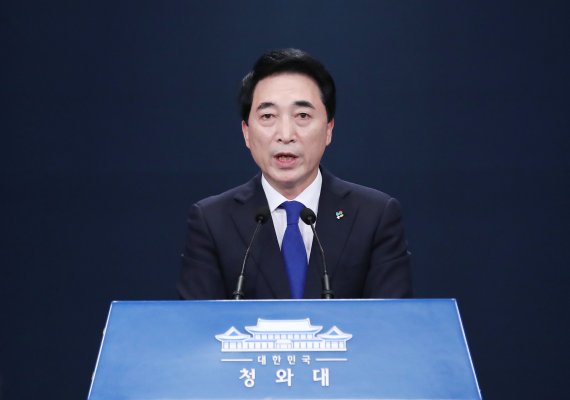 [서울=뉴시스]김진아 기자 = 박수현 국민소통수석이 지난 6월27일 청와대 브리핑룸에서 최근 부동산 투기 의혹이 제기된 김기표 청와대 반부패비서관 경질 관련 브리핑을 하고 있다. 2021.06.27. bluesoda@newsis.com /사진=뉴시스