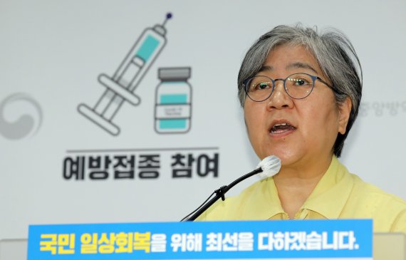 정은경 질병관리청장이 14일 충북 청주시 오송읍 질병청 브리핑실에서 코로나19 백신 50대 사전예약과 관련한 브리핑을 하고 있다. /사진=뉴스1화상