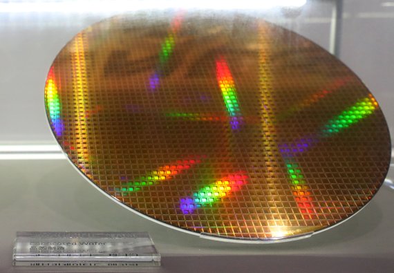 서울 서초구 삼성딜라이트 전시관에 반도체 웨이퍼가 전시돼 있다.뉴시스