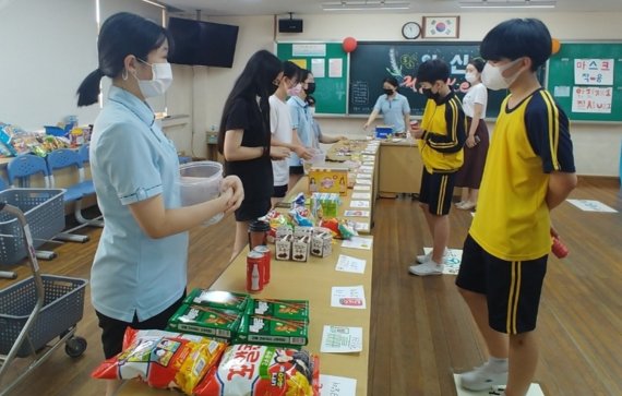 [광주=뉴시스] 일신중 학생회가 지난 12일부터 14일까지 운영한 '일신 마켓'. (사진 제공 = 광주시교육청) *재판매 및 DB 금지