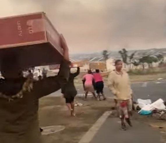 12일(현지시간) 남아프리카공화국 남동부 항구도시 더반의 산업단지에 위치한 LG전자 TV 사업장에 폭도들이 침입해 제품과 장비·자재를 약탈했다. 오후에는 폭도들의 방화로 생산 시설과 물류 창고가 모두 불에 탔다. (유튜브 캡처) 2021.7.13/뉴스1 © News1 김진환 기자