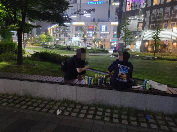 13일 오후 11시, 시민들이 서울 강서구 발산역 인근 벤치에서 맥주를 마시고 있다./사진=이진혁 기자