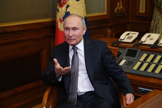 블라디미르 푸틴 러시아 대통령이 지난 7월 13일(현지시간) 러시아 상트페테르부르크에서 인터뷰하고 있다. 푸틴 대통령은 러시아와 우크라이나를 '같은 민족'이라며 우크라이나가 러시아와 우호적 관계를 유지해야만 안정적이고 성공할 수 있다고 주장했다. 사진=뉴시스