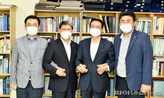 제주도의회 여야 원내대표가 손을 잡고 기념 촬영을 하는 모습. 왼쪽부터 강성민 더불어민주당 정책위원장, 김황국 국민의힘 원내대표, 김희현 더불어민주당 원내대표, 강충룡 국민의힘 부대표. [사진=제주도의회 제공]