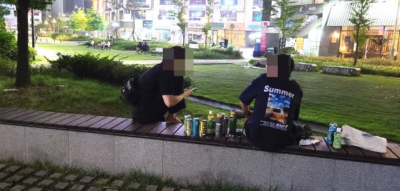 공원 막으니 동네 벤치에서… 서울밤 '야외술판' 여전 [코로나 역대 최대 흔들리는 거리두기]