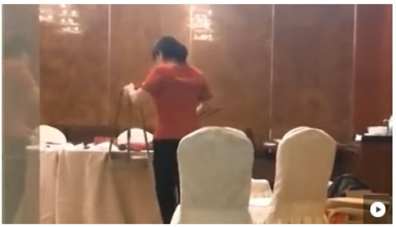 중국 장쑤성 롄윈강의 한 호텔 종업원이 빗자루와 쓰레받기로 식탁을 청소하고 있다. 중국 매체 펑파이 캡쳐