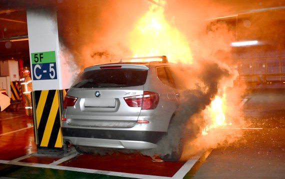 "BMW 주행 중 원인 모를 화재"..차량 인근 편의점도 일부 불 타