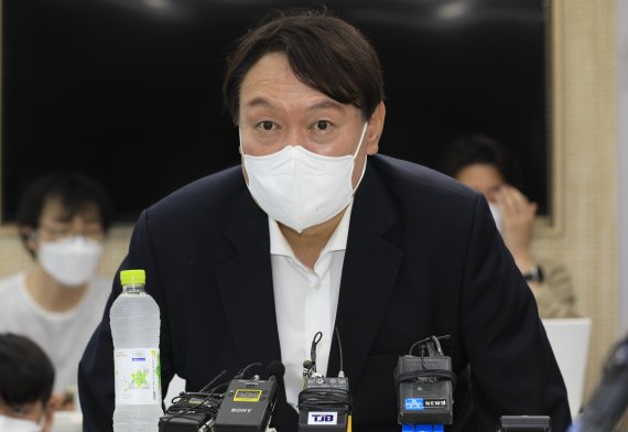 윤석열 전 검찰총장이 지난 6일 대전 유성구 한국과학기술원(KAIST)에서 열린 '탈원전 반대 2030 의견청취' 간담회에 참석하고 있다. / 사진=뉴시스
