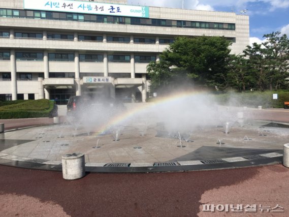 군포시청 분수대 물줄기에 무지개 만개