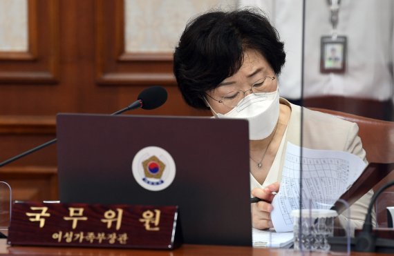 여가부 폐지, 48%가 "동의"…여성 51%는 '반대'