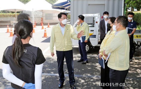 “방호복 속 온 몸에 땀”…안동우 제주시장, 의료진 격려