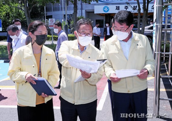 “방호복 속 온 몸에 땀”…안동우 제주시장, 의료진 격려