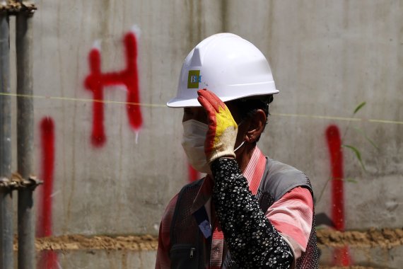 폭염이 이어진 15일 오후 서울의 한 건설현장에서 공사 관계자가 마스크를 착용한 채 근무하고 있다. 뉴스1