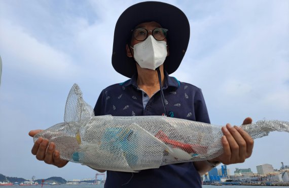 조각가 천현노 작가는 철망으로 만든 고래의 뱃속에 연안의 플라스틱 폐기물을 넣어 고래생태의 현실을 고발하고 있다.