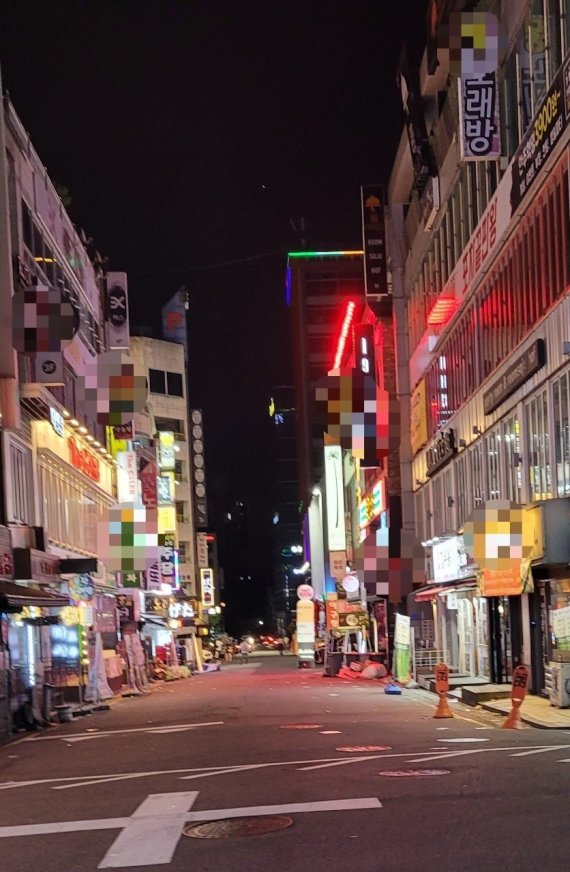 15일 오후 11시 40분께 텅빈 '헌팅 거리'의 모습. © 뉴스1