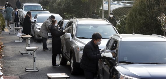 학생들이 워크스루와 드라이브스루 방식으로 대학수학능력시험(수능) 성적 통지표를 배부받고 있다.(사진은 기사 내용과 무관함)/뉴스1 © News1