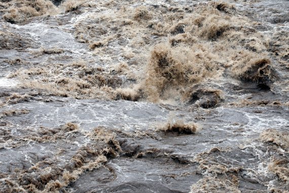 제주시 용담1동에 있는 '한천'에 크게 불어난 흙탕물이 콸콸 흐르고 있다. 한천은 평소 물이 거의 흐르지 않는 건천이다.2020.8.26/뉴스1 © News1 오미란 기자