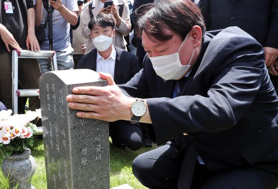 야권 대선 주자인 윤석열 전 검찰총장이 지난 17일 광주 북구 운정동 국립5·18민주묘지 열사묘역 참배를 하고 있다. 뉴시스