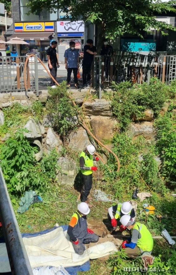 안양시의회 15일 안양9동 수암천 차집관로 보수공사 현장점검. 사진제공=안양시의회