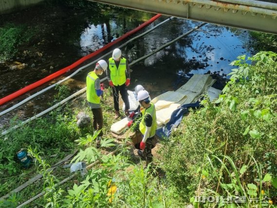 안양시의회 15일 안양9동 수암천 차집관로 보수공사 현장점검. 사진제공=안양시의회