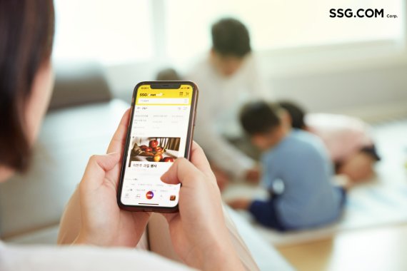 [서울=뉴시스] SSG닷컴이 '쓱배송'의 주문 마감 시간을 늘려 당일 배송 서비스를 확대하고 온라인 장보기 고객의 쇼핑 편의 증진에 나선다고 18일 밝혔다. 사진은 SSG닷컴 쓱배송 주문 모습. (사진/SSG닷컴 제공) photo@newsis.com