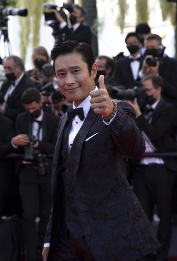 칸 국제영화제 폐막일인 17일 오후(현지시간) 영화제가 열리고 있는 프랑스 남부 휴양도시 칸 팔레 데 페스티벌에서 폐막식 시상자로 지정된 배우 이병헌이 레드카펫에 오르고 있다. 2021.07.18/뉴스1. © News1 이준성 프리랜서기자