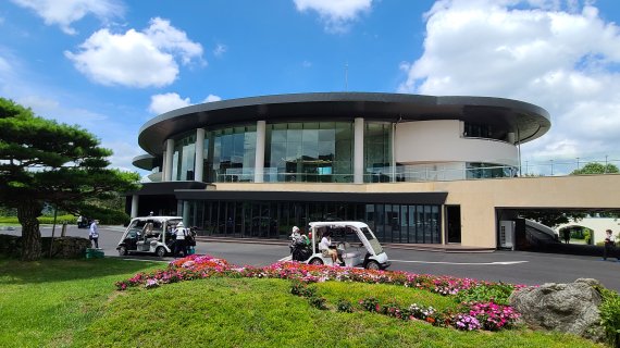 오는 7월말 오픈 예정으로 전면 리모델링에 들어간 신원CC 클럽하우스