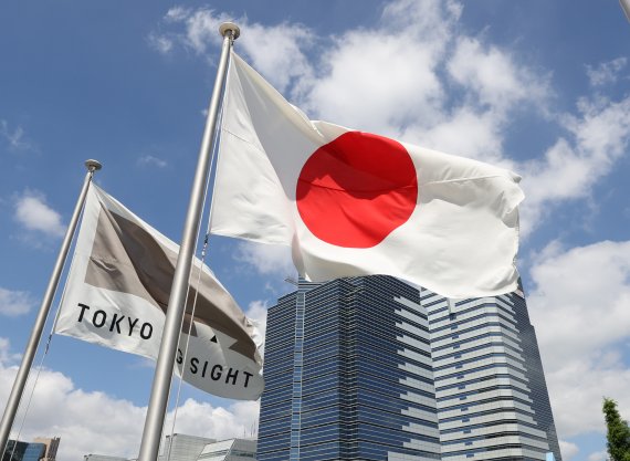 2020 도쿄올림픽 개막을 나흘 앞둔 19일 도쿄 올림픽 메인미디어센터에서 일본국기가 바람에 나부끼고 있다. /사진=뉴스1