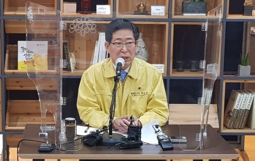 양승조 충남지사가 코로나19 지역 감염 관련 브리핑을 하고 있다.