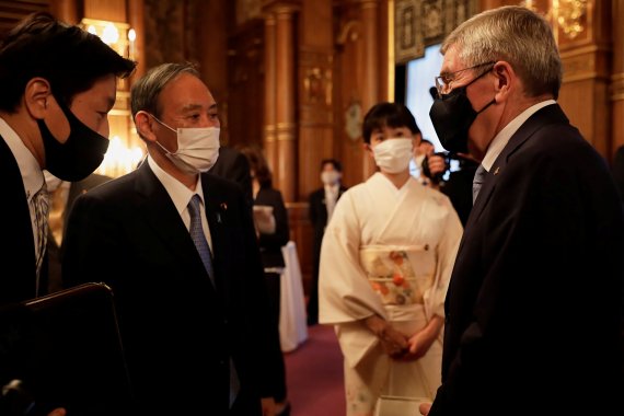 스가 요시히데 일본 총리(왼쪽 두번째)가 지난 18일 일본 도쿄 미나토구 아카사카 영빈관에서 토마스 바흐 국제올림픽위원회(IOC)위원장 환영식을 열었다. 스가 총리와 바흐 위원장이 대화하는 모습. 로이터 뉴스1