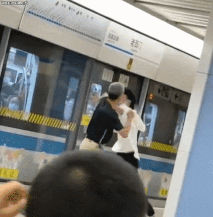 중국 지하철에서 60대 남성이 30대 남성을 일방적으로 폭행하고 있다. /동영상=중국 웨이보