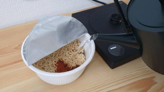 위니아 전기주전자로 컵라면을 끓여봤다. © News1 정상훈 기자