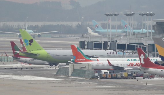 인천국제공항 계류장에 저비용항공사(LCC) 여객기들이 주기돼 있다. 뉴스 1 제공