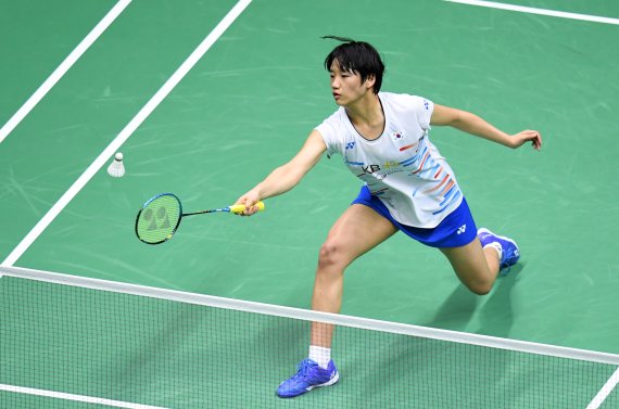 【난닝=신화/뉴시스】안세영(50위)이 23일(현지시간) 중국 광시좡족 자치구 난닝의 광시스포츠센터에서 열린 2019 세계배드민턴연맹(BWF) 수디르만컵(세계혼합단체 배드민턴선수권대회) 8강전 여자 단식에서 태국과 경기하고 있다. 대표팀 막내 안세영은 랏차녹 인타논(7위)에게 세트스코어 0-2(15-21 17-21)로 지면서 한국은 게임스코어 1-3을 기록, 8강에서 탈락했다. 수디르만컵은 남녀단식, 남녀복식, 혼합복식 등 5종목을 치러 먼저 3승을 올리는 팀이 승리하는 방식으로 진행되는 국가대항전으로 2년마다 열린다. 2019.05