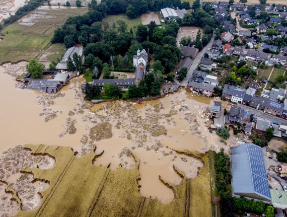 [에르프트슈타트(독일)=AP/뉴시스] 17일(현지시간) 독일 에르프트슈타트 지역에서 홍수로 성(왼쪽)이 침수된 모습. 2021.07.18. /사진=뉴시스