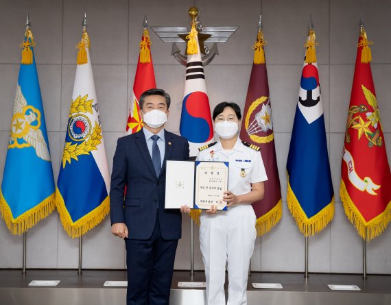 서욱 국방부 장관(왼쪽)이 19일 서울 용산구 국방부 청사에서 고민숙 해군 대령(진)을 ‘공군 성폭력 피해 부사관 사망사건’ 관련 특임군검사로 임명한 뒤 기념촬영을 하고 있다. (국방부 제공) 2021.7.19/뉴스1 /사진=뉴스1