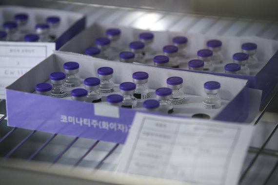 예방접종센터 냉장고에 화이자 백신. 사진=뉴시스화상