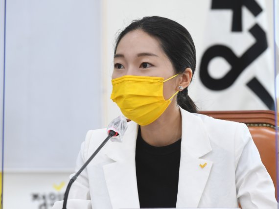 [서울=뉴시스] 최진석 기자 = 강민진 청년정의당 대표가 8일 오후 서울 여의도 국회에서 열린 정치와 젠더 1차 세미나 '젠더와 세대'에서 발언을 하고 있다. (공동취재사진) 2021.07.08. photo@newsis.com