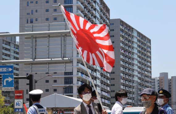 대한민국 선수단 본진이 일본 도쿄에 입성한 19일 도쿄올림픽 대한민국 올림픽 선수촌 앞에서 일본 극우단체 회원들이 '욱일기'를 들고 시위를 벌이고 있다. /사진=뉴스1