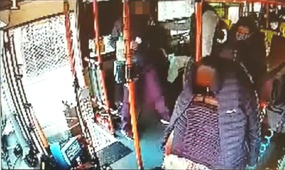 [나주=뉴시스] 전남 나주에서 17일 오후 마스크를 착용하지 않은 채 버스에 탑승한 승객이 이를 제지하는 버스운전원을 폭행하고 있는 CCTV 영상. (독자 제공) photo@newsis.com