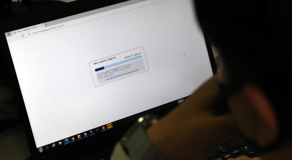 [서울=뉴시스] 이영환 기자 = 55세~59세 코로나19 백신 사전예약이 재개된 지난 14일 오후 한 시민이 코로나 백신 접종 예약시스템 홈페이지에 접속하기 위해 대기를 하고 있다. 2021.07.14. 20hwan@newsis.com