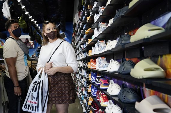 미국 로스앤젤레스(LA) 카운티가 실내 마스크 착용을 다시 의무화 한 가운데 19일(현지시간) LA 페어팩스의 한 상점에서 시민들이 마스크를 쓴 채 쇼핑을 하고 있다. AP뉴시스