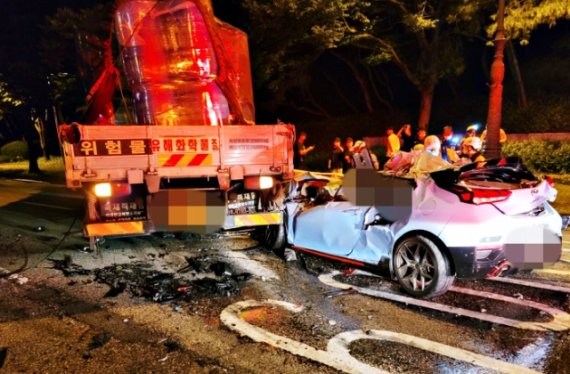10대 남녀 5명 탄 승용차 25톤 트럭 추돌..4명 사망, 1명 중태