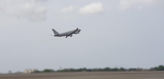 청해부대 34진 장병들을 태운 공군의 다목적공중급유수송기가 현지공항을 이륙하고 있다. 국방부 제공