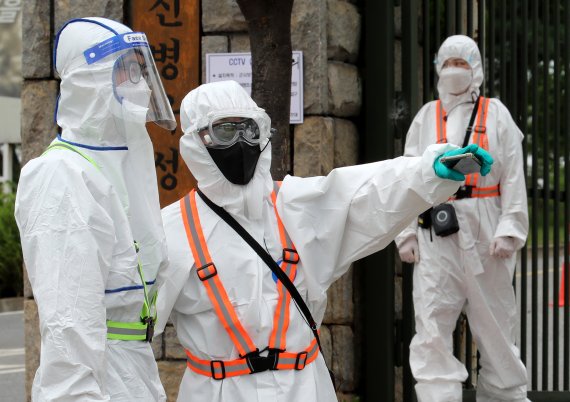 육군훈련소 입영심사대에서 군장병이 입영장병을 안내하고 있다. 2021.7.8/뉴스1 © News1 김기태 기자 /사진=뉴스1