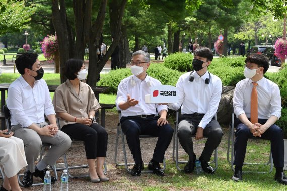 국민의힘 대권주자인 최재형 전 감사원장이 20일 오전 서울 여의도 국회의원회관 앞에서 국민의힘 대변인단과 간담회를 하고 있다. 사진=박범준 기자